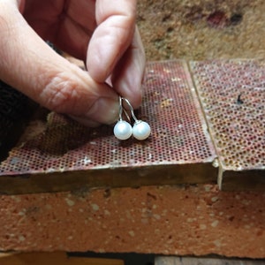 Silber Ohrhänger mit runden weißen Perlen, Ohrringe mit Süßwasserzuchtperlen vollrund, Schmuck Geschenk für Frauen zu Weihnachten Bild 3