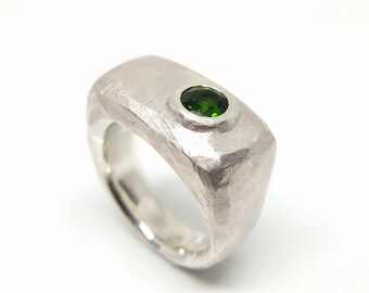 Anillo de plata maciza con diópsido de cromo verde: anillo de sello único, hecho a mano en plata 925, facetado, joyería de orfebrería berlinesa.