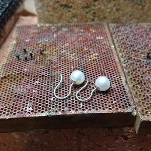 Silber Ohrhänger mit runden weißen Perlen, Ohrringe mit Süßwasserzuchtperlen vollrund, Schmuck Geschenk für Frauen zu Weihnachten Bild 6
