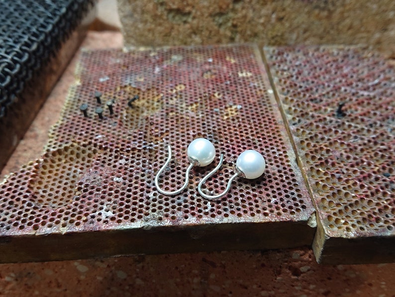Silber Ohrhänger mit runden weißen Perlen, Ohrringe mit Süßwasserzuchtperlen vollrund, Schmuck Geschenk für Frauen zu Weihnachten Bild 6