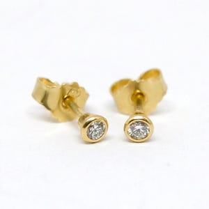 Delicati orecchini a bottone con diamanti in oro 18 carati – orecchini fatti a mano in oro 18 carati con diamanti riciclati, gioielli sostenibili, regalo per lei