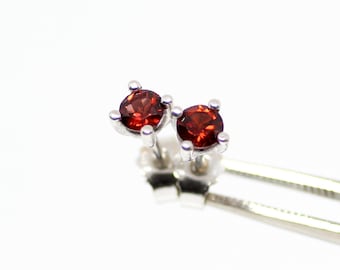 Ohrstecker Silber mit Granat • Handgefertigte Ohrringe aus Berlin • Rote Edelstein Ohrstecker • Silberohrringe mit Krappen/ Stotzen