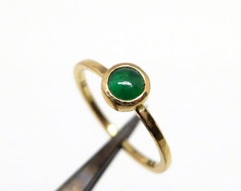 Slim gold ring with emerald cabochon, delicate 18K gold ring with small round emerald, ring with green gemstone in size 54