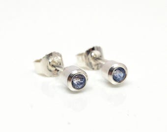 Silber Ohrstecker mit hellblauen Saphiren, kleine Ohrringe 925 Silber mit blauen Edelsteinen, handgemachter Echtsilber Schmuck