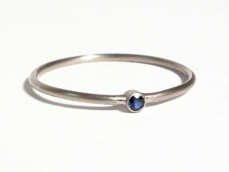 Dünner Weißgoldring mit blauem Saphir, Verlobungsring oder Vorsteckring mit Edelstein, dezentes Geschenk für Frauen, Goldschmiede Schmuck Bild 1