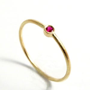 Delicato anello con rubino in oro giallo 18 carati, anello in oro pregiato con rubino rosa, anello di fidanzamento 18 carati, anello impilabile, gioielli in oro fatti a mano per lei