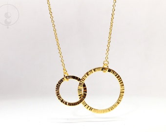 Kette mit zwei geschmiedeten Ringen und geriffelter Struktur, handgemachte Silberkette mit Gold plattiert, Länge 45cm, Geschenk für Frauen
