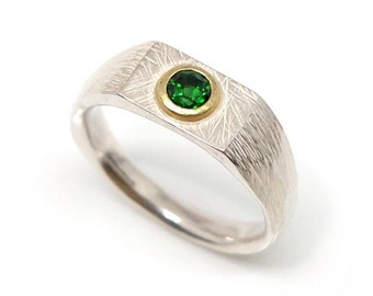 Smalle zilveren ring met groene toermalijn in goud gezet, zegelring met groene edelsteen, uniek stuk van de goudsmid met mat oppervlak, maat. 58