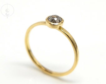 Fijne gouden ring met grijze diamantroos, gesmede ring gemaakt van 750 goud met roosgeslepen diamant, verlovingsring van goudsmid