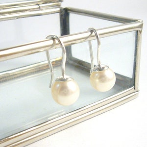 Silber Ohrhänger mit runden weißen Perlen, Ohrringe mit Süßwasserzuchtperlen vollrund, Schmuck Geschenk für Frauen zu Weihnachten Bild 4