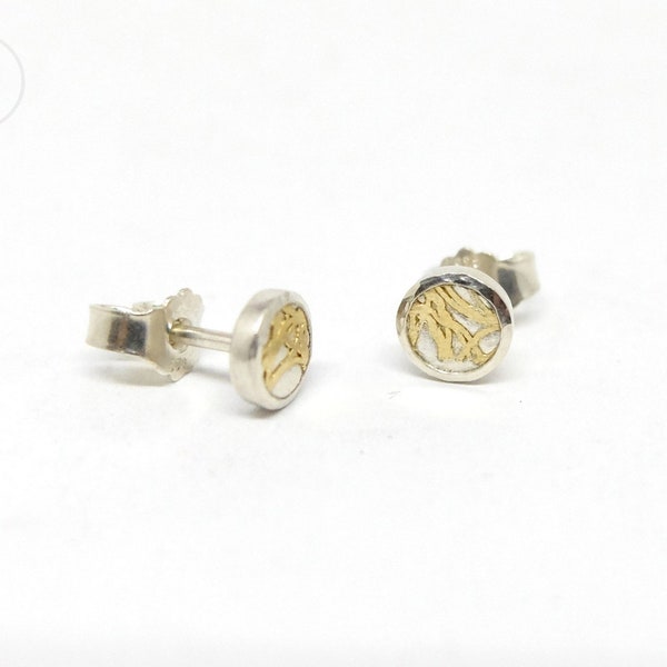 Small round stud earrings in silver with 18k gold mesh, diameter 6mm, plain jewelry as a gift for all human beings