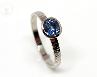 Forged white gold ring with blue gemstone, ring made of 14K white gold with dark blue fair trade spinel, unique goldsmith jewelry Berlin