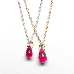 Zarte Kette aus 18K Gold oder Silber mit rubinrotem Saphirtropfen, pinker Kettenanhänger an Öse Goldöse, Goldschmiede Schmuck aus Berlin