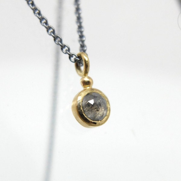 Geschwärzte Silberkette mit grauer Diamantrose in 18K Gold, 50cm lange Kette aus Silber mit Diamant im Rosenschliff in Goldfassung