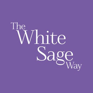 K&ouml;nnte beinhalten: Ein violetter Hintergrund mit dem wei&szlig;en Text "The White Sage Way". Der Text ist in einer stilvollen Schriftart gehalten und diagonal &uuml;ber das Bild angeordnet, mit "The" oben und "Way" unten.
