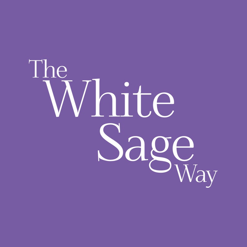 K&ouml;nnte beinhalten: Ein violetter Hintergrund mit dem wei&szlig;en Text "The White Sage Way". Der Text ist in einer stilvollen Schriftart gehalten und diagonal &uuml;ber das Bild angeordnet, mit "The" oben und "Way" unten.