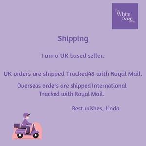 K&ouml;nnte beinhalten: Das Bild enth&auml;lt Text zu Versandinformationen, darunter "I am a UK based seller." und Versandmethoden. Enth&auml;lt eine Grafik eines Lieferanten auf einem Roller. Das Logo The White Sage Way befindet sich oben rechts.