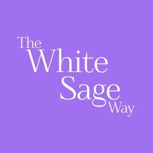 Puede incluir: Un gr&aacute;fico cuadrado con un fondo de color violeta claro s&oacute;lido y el texto The White Sage Way impreso en una fuente serif blanca. Las palabras est&aacute;n dispuestas en tres l&iacute;neas con The arriba a la izquierda, White Sage centrado y Way abajo a la derecha.
