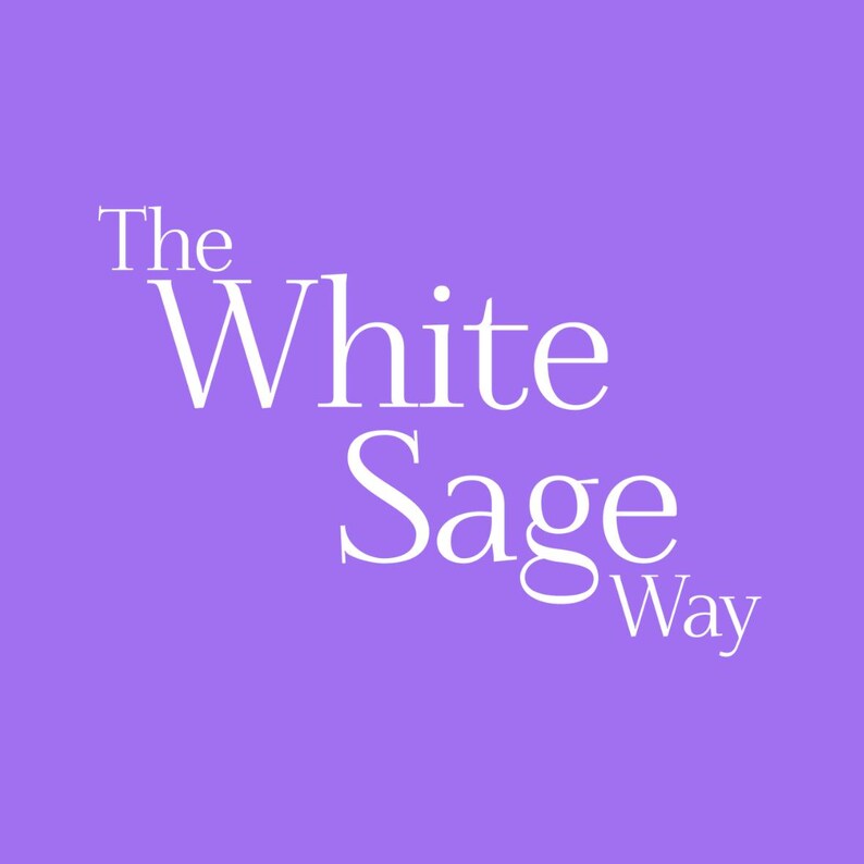 Puede incluir: Un gr&aacute;fico cuadrado con un fondo de color violeta claro s&oacute;lido y el texto The White Sage Way impreso en una fuente serif blanca. Las palabras est&aacute;n dispuestas en tres l&iacute;neas con The arriba a la izquierda, White Sage centrado y Way abajo a la derecha.