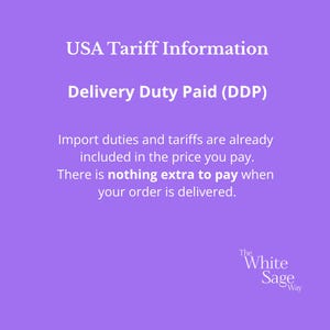 Puede incluir: Un gr&aacute;fico informativo de color morado con texto en blanco que dice: USA Tariff Information, Delivery Duty Paid (DDP), Import duties and tariffs are already included in the price you pay. There is nothing extra to pay when your order is delivered. The White Sage Way.