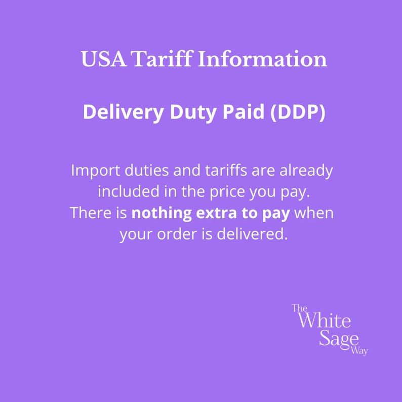 Puede incluir: Un gr&aacute;fico informativo de color morado con texto en blanco que dice: USA Tariff Information, Delivery Duty Paid (DDP), Import duties and tariffs are already included in the price you pay. There is nothing extra to pay when your order is delivered. The White Sage Way.