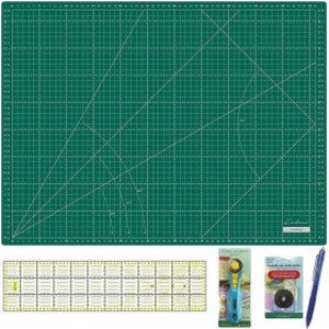 Puede incluir: Una estera de corte autocicatrizante verde con un patrón de cuadrícula, una regla, un cortador rotatorio, una plantilla de círculo y un bolígrafo azul.