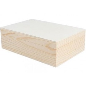 Könnte beinhalten: Eine einfache Holzkiste mit einem Scharnierdeckel. Die Kiste ist aus Naturholz und hat eine hellbraune Farbe.