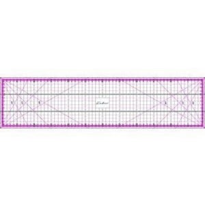 Peut inclure: Une règle de couture en plastique transparente avec des marques violettes. La règle mesure 61 cm de long et présente une grille avec des marques de 6 mm. La règle comporte également des lignes diagonales pour couper les angles.