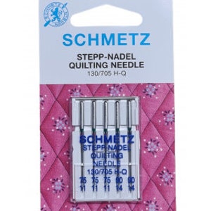 Puede incluir: Un paquete de 6 agujas de acolchado plateadas de la marca Schmetz. El paquete está etiquetado con "Stepp-Nadel Quilting Needle 130/705 H-Q".