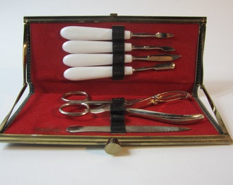 Ein hervorragendes Vintage-Kosmetik-/Pflege-/Maniküre-/Pediküre-Set in Ledertasche, hergestellt in Frankreich