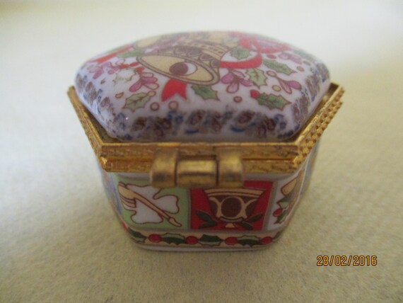 A Lovely Vintage French  Porcelain Trinket Box / … - image 5