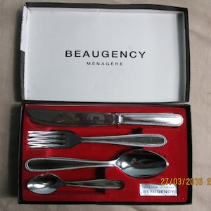 Ein schönes Vintage Beaugency Besteck Set in Stahl in Presntation Box, Made in France