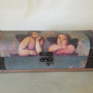 Une belle boîte de rangement/boîte à bijoux vintage faite et sculptée/peinte à la main, fabriquée en France