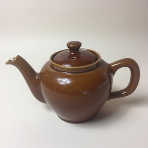 A Superb Vintage Traditional Porcelain Teapot, Made in England
