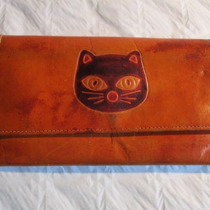 Un magnifique sac à main/portefeuille/sac/sac à main en cuir vintage à la mode avec motif chat à l'arrière et à l'avant, fabriqué en France