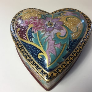Eine atemberaubende Vintage handgemacht / handbemalte Porzellan Schmuckschatulle / Schale / Ringschatulle / Schmuckschatulle aus Frankreich