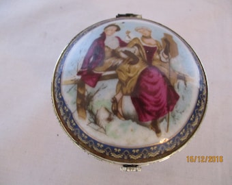 A Lovely Vintage Limoges Porcelain Trinket Box/Pill Box/Jewellery Box, Beautifully Decorated, Made in France