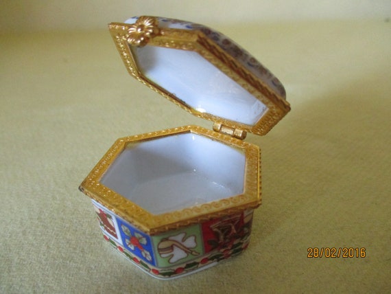 A Lovely Vintage French  Porcelain Trinket Box / … - image 6