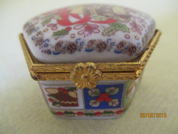 A Lovely Vintage French  Porcelain Trinket Box / … - image 2
