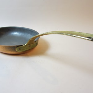 Een prachtige vintage koperen en messing zware steelpan/koekenpan, gemaakt in Frankrijk