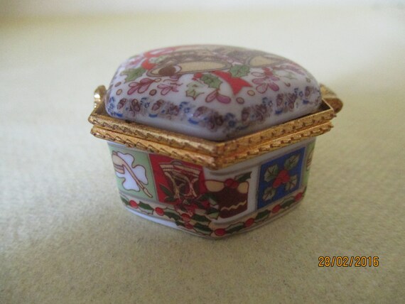 A Lovely Vintage French  Porcelain Trinket Box / … - image 4