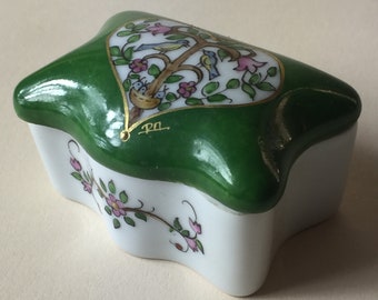 A Superb Vintage Porcelain Limoges Paint-Main Pill Box, Stamped on Base