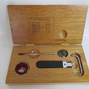 Um excelente kit de vinho vintage (Degustation du Vin), caixa, saca-rolhas, termômetro e rolha, fabricado na Itália.