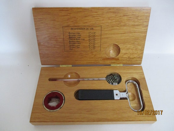 A Superb Vintage Wine Kit degustation Du Vin, Boxed, Corkscrew, Thermometer  & Stopper, Made in Italy. 