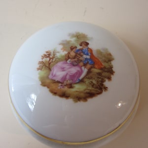 A Lovely Vintage Limoges Porcelain Trinket Box/Pill Box/Jewellery Box, Beautifully Decorated, Made in France