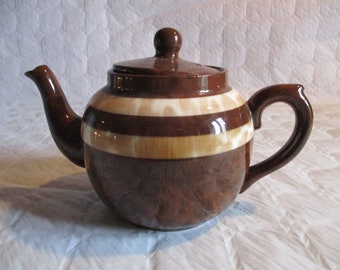 Une superbe théière traditionnelle en porcelaine vintage, fabriquée en Angleterre