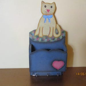 Ein hübsches handgemachtes, handbemaltes 'Cat' Vintage Holzbrief / Zeitung / Journal Rack, hergestellt in Frankreich