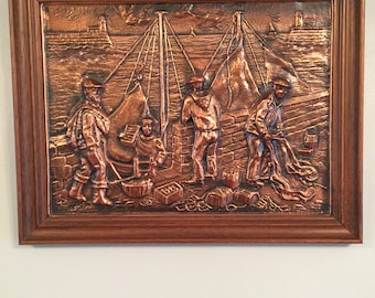 Une superbe grande image vintage faite main en bois et cuivre représentant une scène de port de pêche, fabriquée en France