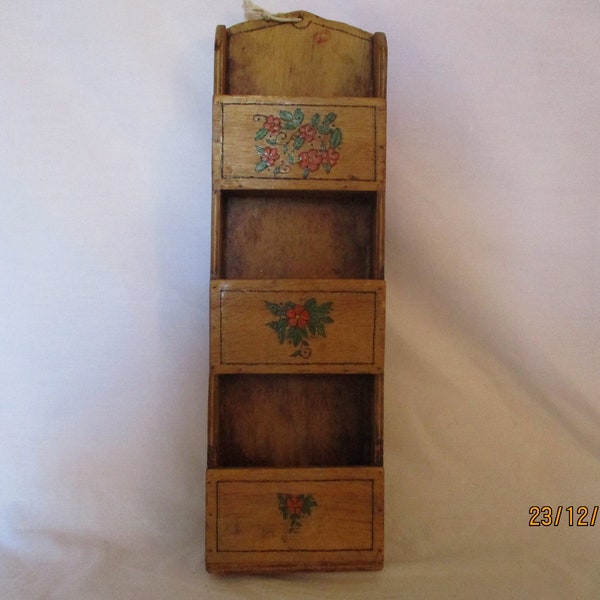 Ein wunderschöner handgemaltes Holzbuchstabe/Zeitungsständer, Made in France
