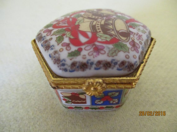 A Lovely Vintage French  Porcelain Trinket Box / … - image 1